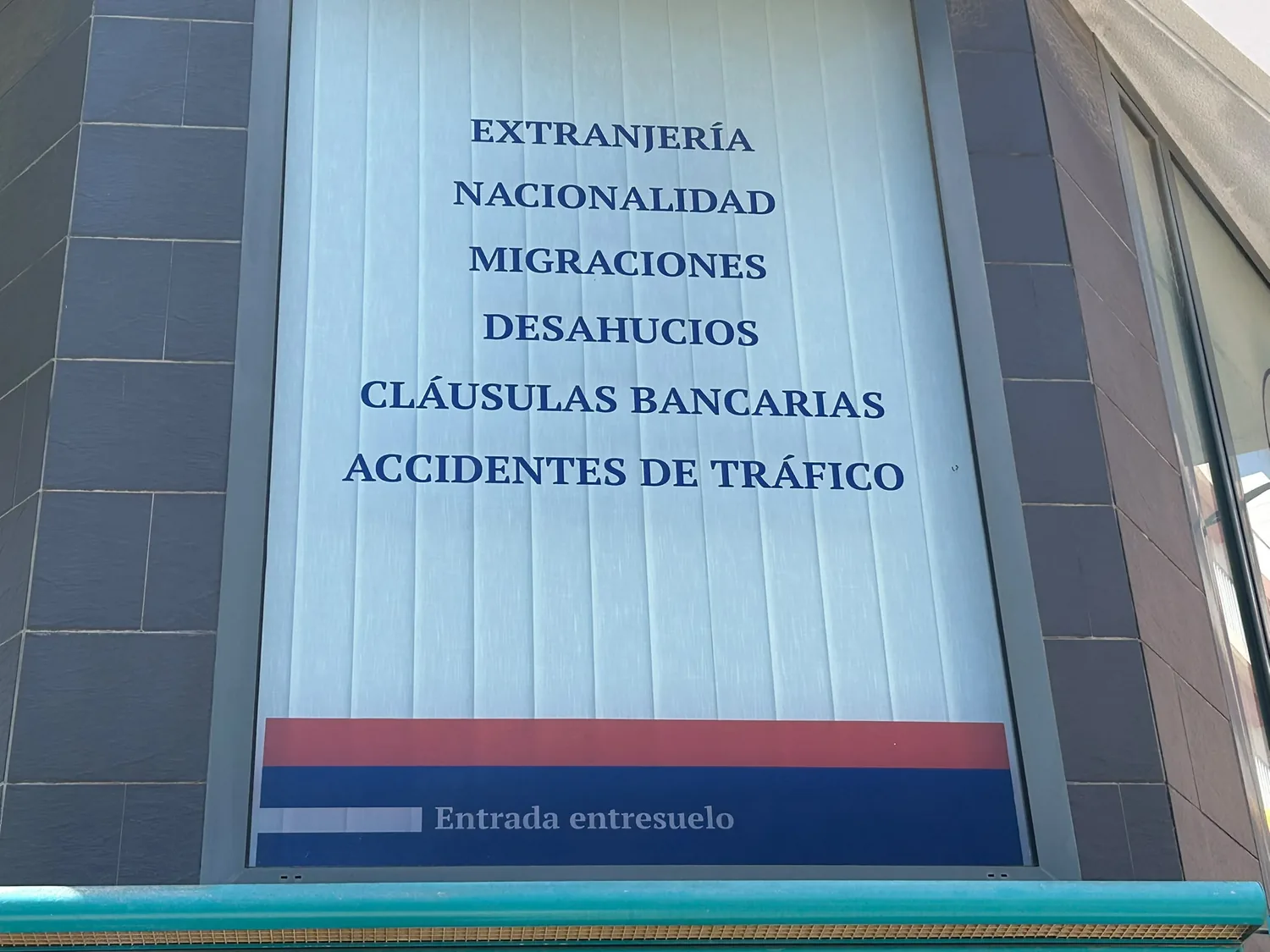 Áreas de derecho del despacho de Vinaròs: extranjería, nacionalidad, migraciones, desahucios, cláusulas bancarias y accidentes de tráfico