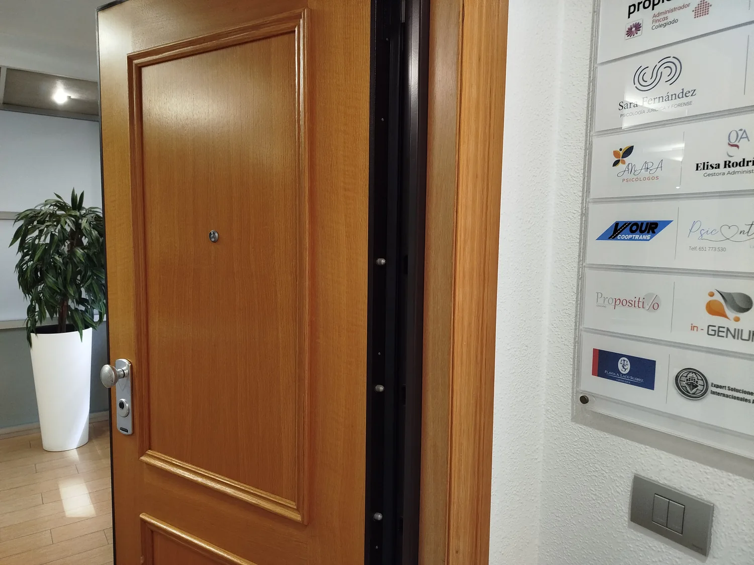 Directorio de despachos junto a la entrada de la oficina de Castellón