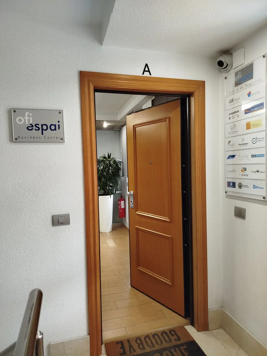Entrada a la oficina A del centro de negocios donde LS Abogados atiende en Castellón