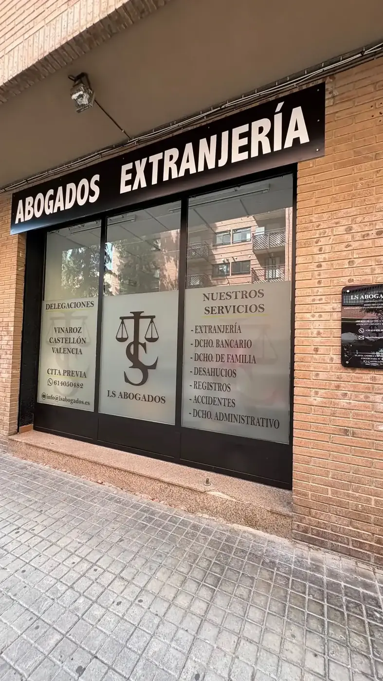 Escaparate del despacho de Valencia con las delegaciones y los servicios de LS Abogados