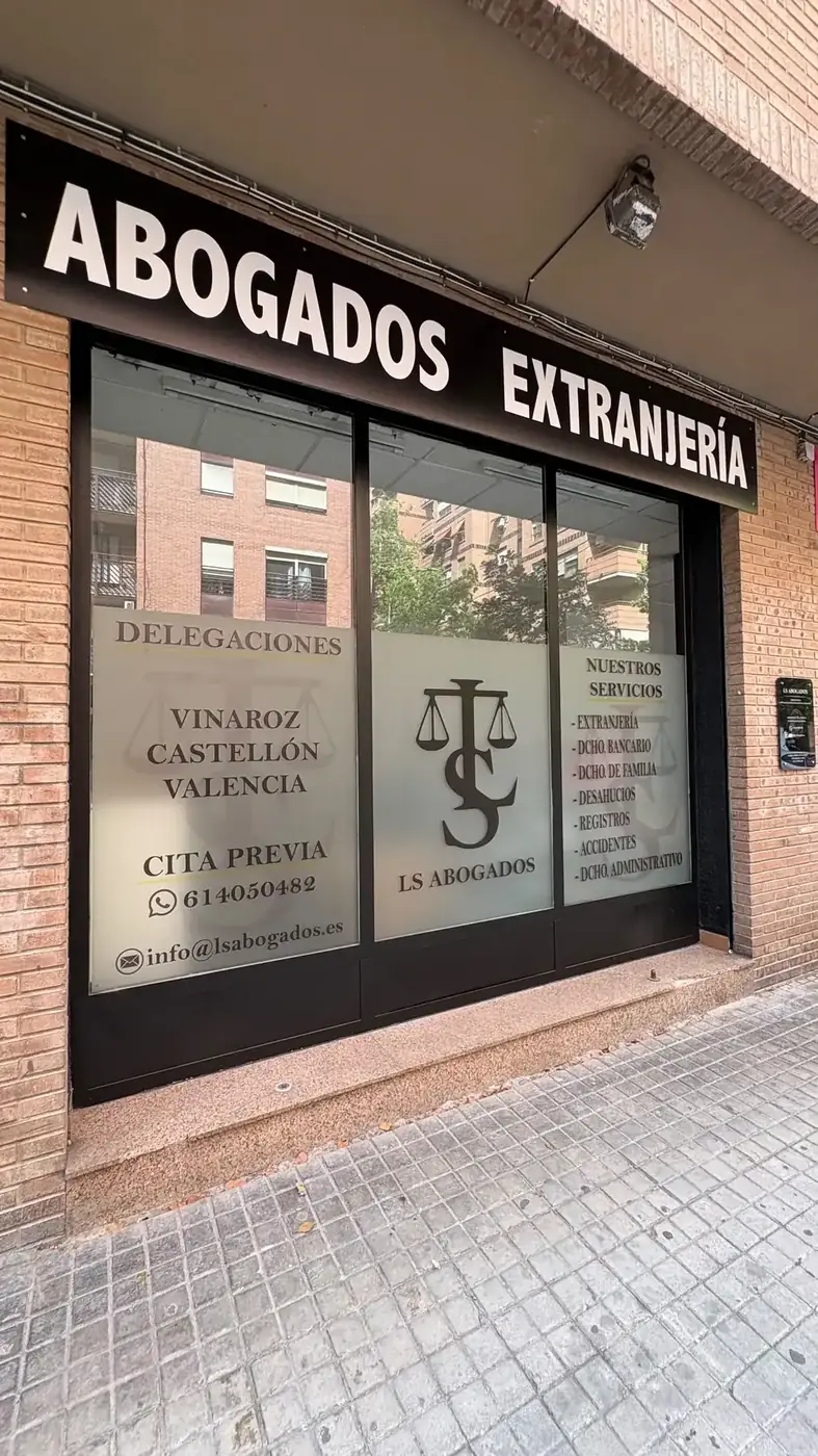 Fachada a pie de calle del despacho de extranjería de LS Abogados en Valencia