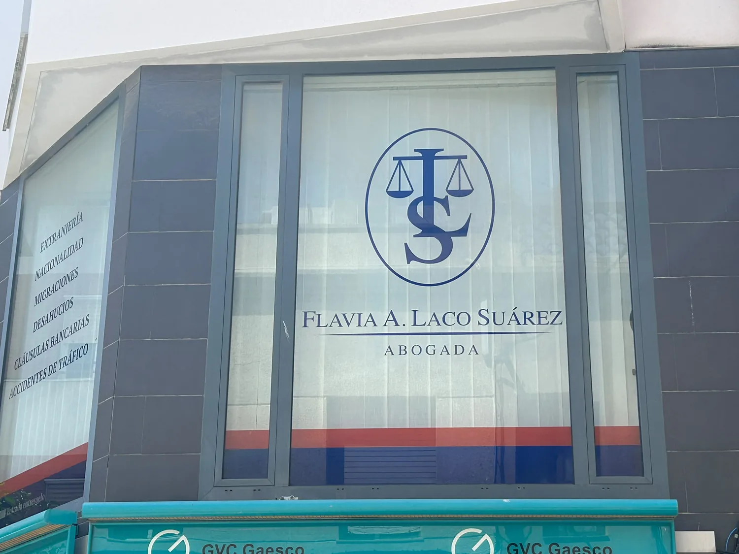 Logotipo de LS Abogados rotulado en la ventana del despacho de Vinaròs