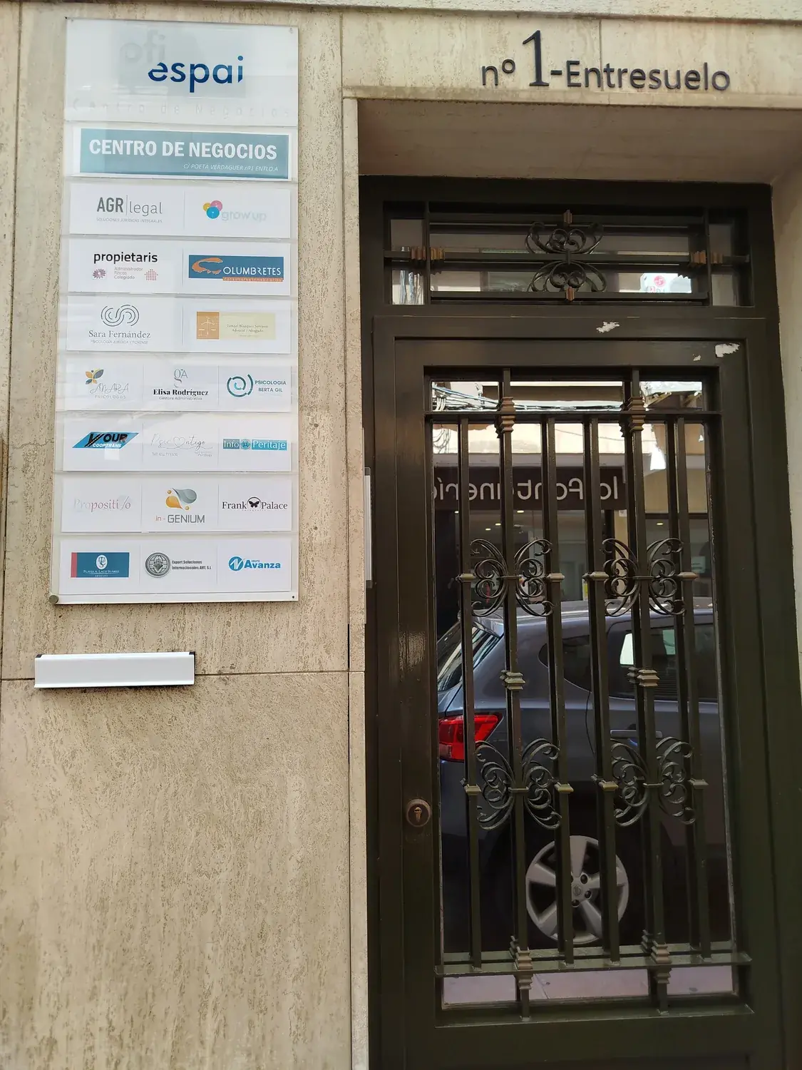 Portal de acceso al despacho en el número 1 de la calle Poeta Verdaguer, entresuelo, Castellón