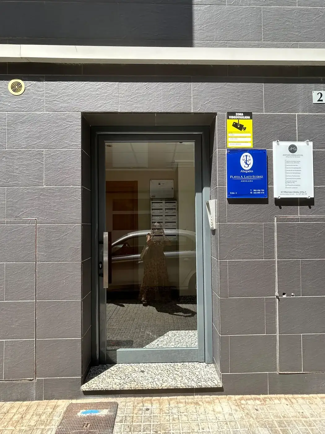 Portal de acceso al despacho de abogados de Vinaròs, en el número 2