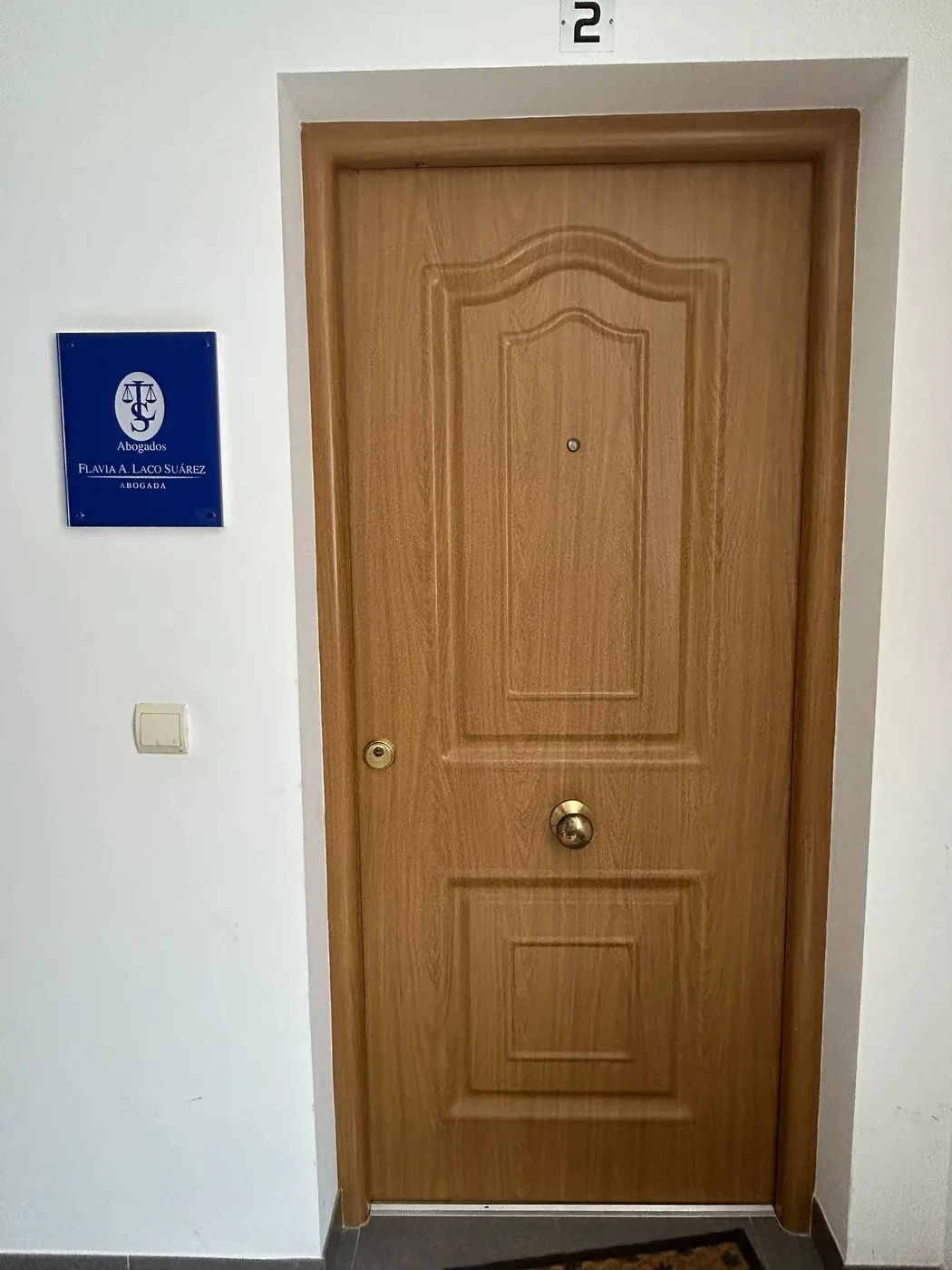 Puerta del despacho de LS Abogados en el entresuelo 2 de Vinaròs