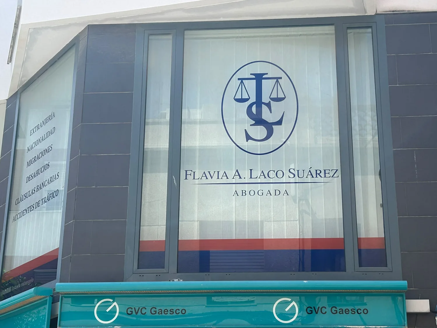 Rótulo de la abogada Flavia A. Laco Suárez en la fachada del despacho de Vinaròs