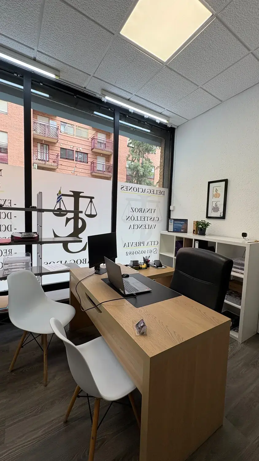 Sala de consulta con ventanal a la calle en el despacho de Valencia