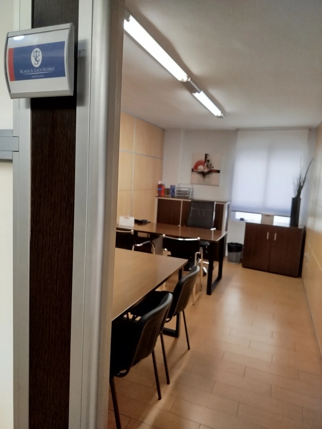 Sala de reuniones con la placa de LS Abogados en la puerta, sede de Castellón