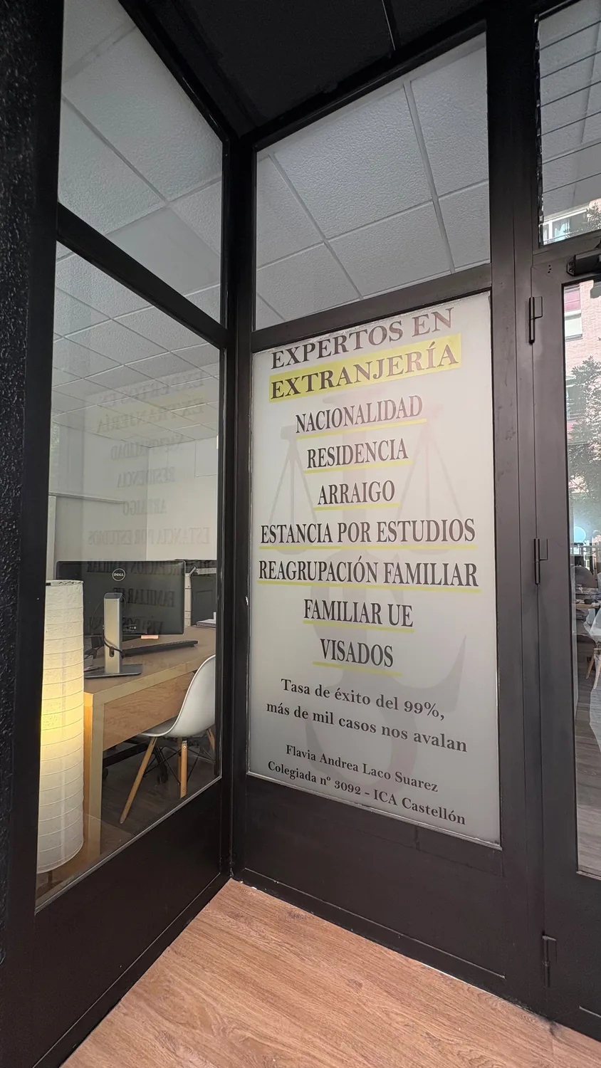 Vinilo con los trámites de extranjería que se tramitan en la sede de Valencia